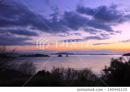 黃昏時分,從牛戶天神神社眺望黑島金星路和瀨戶內海諸島。 黃昏時分,從牛戶天神神社眺望黑島金星路和瀨戶內海諸島。 140948128