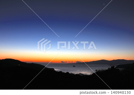 清晨的陽光灑在瀨戶內海美麗的群島上（小島是「鼠島」）（攝於道之驛一本松展望公園） 140948130