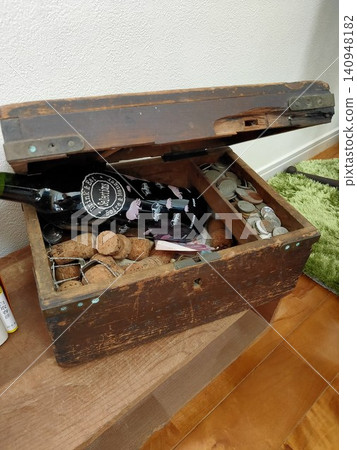 Memories of wine sleeping in an antique wooden box Memories of wine sleeping in an antique wooden box 140948182