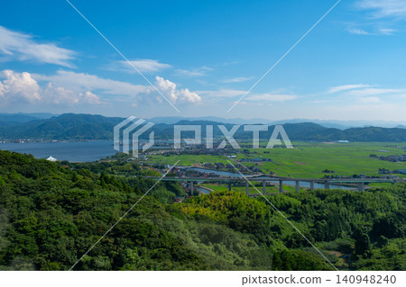 從鳥取縣東白郡由里濱町夏威夷民俗博物館眺望東鄉池與橋津川 從鳥取縣東白郡由里濱町夏威夷民俗博物館眺望東鄉池與橋津川 140948240