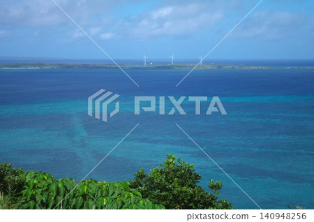 大神島令人嘆為觀止的海岸風光-清澈碧綠的海水和獨特的岩石地形。 大神島令人嘆為觀止的海岸風光-清澈碧綠的海水和獨特的岩石地形。 140948256