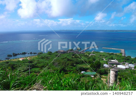 大神島令人嘆為觀止的海岸風光-清澈碧綠的海水和獨特的岩石地形。 大神島令人嘆為觀止的海岸風光-清澈碧綠的海水和獨特的岩石地形。 140948257