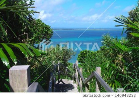 大神島令人嘆為觀止的海岸風光-清澈碧綠的海水和獨特的岩石地形。 大神島令人嘆為觀止的海岸風光-清澈碧綠的海水和獨特的岩石地形。 140948258