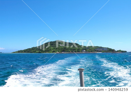 大神島令人嘆為觀止的海岸風光-清澈碧綠的海水和獨特的岩石地形。 大神島令人嘆為觀止的海岸風光-清澈碧綠的海水和獨特的岩石地形。 140948259