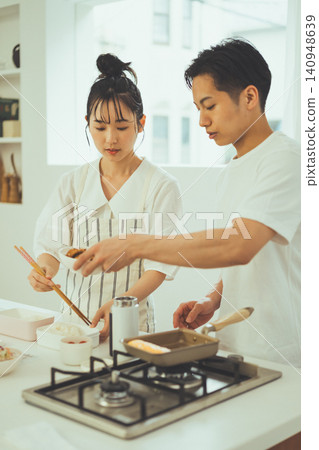 一對節儉的夫婦一起做午餐。 一對節儉的夫婦一起做午餐。 140948639