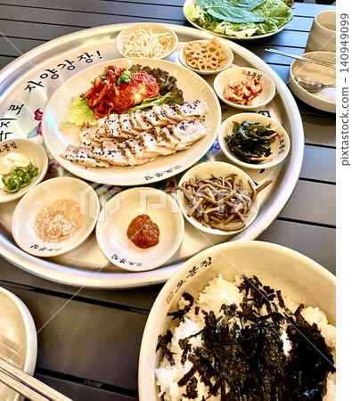 A luxurious set meal of Korean set meal, jjigae, and bossam. A luxurious set meal of Korean set meal, jjigae, and bossam. 140949099