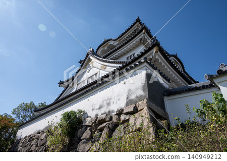 岸與田城:藍天與重建的天守閣 岸與田城:藍天與重建的天守閣 140949212