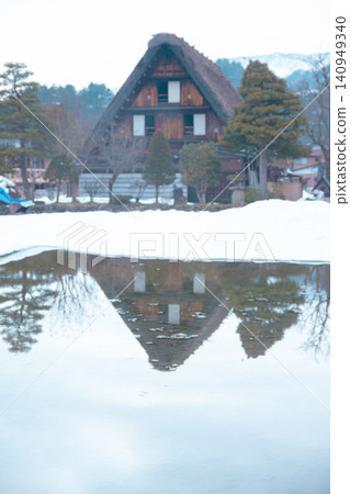 The Gassho-zukuri houses of Shirakawa-go reflected on the water's surface The Gassho-zukuri houses of Shirakawa-go reflected on the water's surface 140949340
