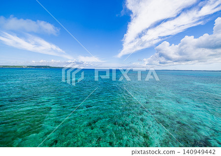 從宮古島伊良部橋上可以欣賞到壯麗的景色。 從宮古島伊良部橋上可以欣賞到壯麗的景色。 140949442