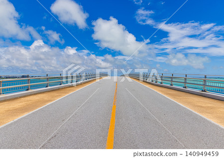 從宮古島伊良部橋上可以欣賞到壯麗的景色。 從宮古島伊良部橋上可以欣賞到壯麗的景色。 140949459