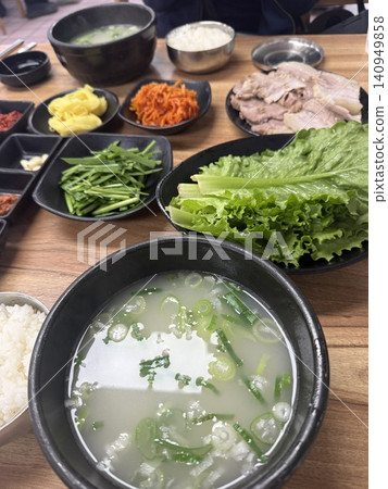 韓式包飯套餐 | 正宗的韓式午餐套餐,包含水煮豬肉、泡菜和湯。 韓式包飯套餐 | 正宗的韓式午餐套餐,包含水煮豬肉、泡菜和湯。 140949858