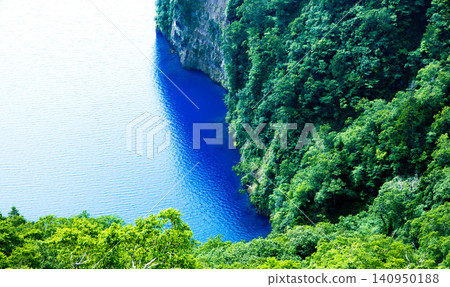 位於北海道勅使賀町阿寒摩週國立公園內的摩週湖,在夏季呈現鮮豔的藍色。 位於北海道勅使賀町阿寒摩週國立公園內的摩週湖,在夏季呈現鮮豔的藍色。 140950188
