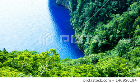 位於北海道勅使賀町阿寒摩週國立公園內的摩週湖,在夏季呈現鮮豔的藍色。 位於北海道勅使賀町阿寒摩週國立公園內的摩週湖,在夏季呈現鮮豔的藍色。 140950194