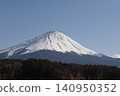 在蔚藍的天空下，富士山巍峨聳立，三峰齊飛，山體呈現穩定的三角形，白雪皚皚的山峰閃耀著純白的光芒。 140950352