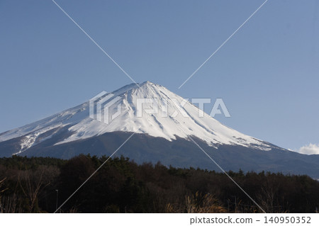 在蔚藍的天空下,富士山巍峨聳立,三峰齊飛,山體呈現穩定的三角形,白雪皚皚的山峰閃耀著純白的光芒。 在蔚藍的天空下,富士山巍峨聳立,三峰齊飛,山體呈現穩定的三角形,白雪皚皚的山峰閃耀著純白的光芒。 140950352