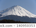 在蔚藍的天空下，富士山巍峨聳立，三峰齊飛，山體呈現穩定的三角形，白雪皚皚的山峰閃耀著純白的光芒。 140950353