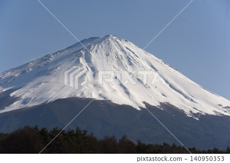 在蔚藍的天空下,富士山巍峨聳立,三峰齊飛,山體呈現穩定的三角形,白雪皚皚的山峰閃耀著純白的光芒。 在蔚藍的天空下,富士山巍峨聳立,三峰齊飛,山體呈現穩定的三角形,白雪皚皚的山峰閃耀著純白的光芒。 140950353