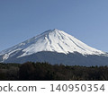 在蔚藍的天空下，富士山巍峨聳立，三峰齊飛，山體呈現穩定的三角形，白雪皚皚的山峰閃耀著純白的光芒。 140950354