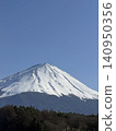 在蔚藍的天空下，富士山巍峨聳立，三峰齊飛，潔白的雪峰巍然聳立，氣勢磅礴。 140950356