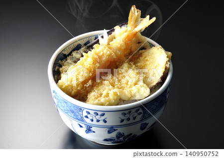 一碗熱氣騰騰的天婦羅飯，以黑色為背景拍攝。 140950752