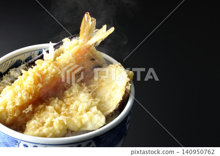 一碗熱氣騰騰的天婦羅飯，以黑色為背景拍攝。 140950762