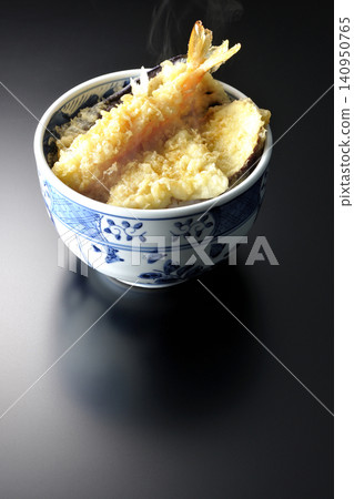 一碗熱氣騰騰的天婦羅飯，以黑色為背景拍攝。 140950765