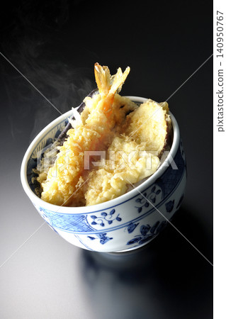 一碗熱氣騰騰的天婦羅飯,以黑色為背景拍攝。 一碗熱氣騰騰的天婦羅飯,以黑色為背景拍攝。 140950767