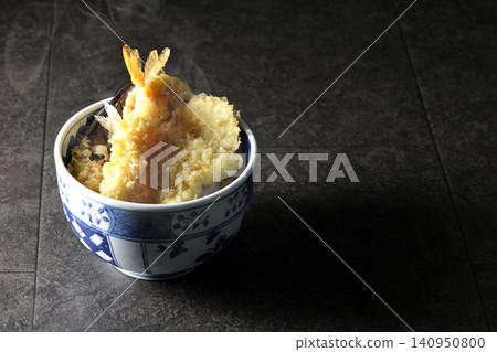一碗熱氣騰騰的天婦羅飯，裡面有蝦子、鱈魚、茄子和地瓜。 140950800