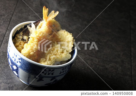 一碗熱氣騰騰的天婦羅飯，裡面有蝦子、鱈魚、茄子和地瓜。 140950808