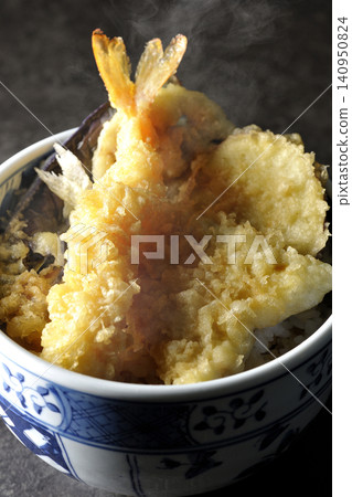 一碗熱氣騰騰的天婦羅飯,裡面有蝦子、鱈魚、茄子和地瓜。 一碗熱氣騰騰的天婦羅飯,裡面有蝦子、鱈魚、茄子和地瓜。 140950824