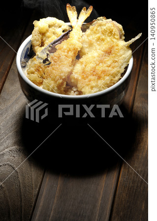 一碗熱氣騰騰的天婦羅飯，裡面有蝦子、鱈魚、茄子和地瓜。 140950865