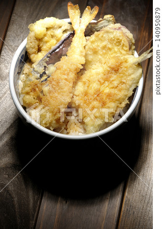 一碗熱氣騰騰的天婦羅飯，裡面有蝦子、鱈魚、茄子和地瓜。 140950879
