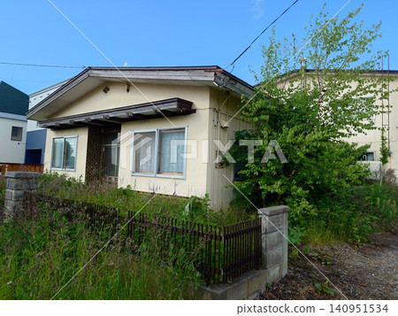 廢棄的空屋 廢棄的空屋 140951534
