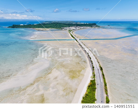 【晴空萬裡,美景如畫】沖繩海中公路無人機空拍(湛藍的天空和碧綠的大海) 【晴空萬裡,美景如畫】沖繩海中公路無人機空拍(湛藍的天空和碧綠的大海) 140951551