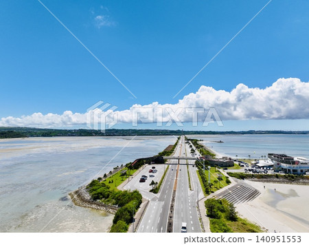 【晴空萬裡,美景如畫】沖繩海中公路無人機空拍(湛藍的天空和碧綠的大海) 【晴空萬裡,美景如畫】沖繩海中公路無人機空拍(湛藍的天空和碧綠的大海) 140951553