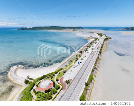 [Sunny Day, Stunning Scenery] Drone Aerial Footage of Okinawa's Kaichu Road (Refreshing Blue Sky and Emerald Green Sea) 140951561