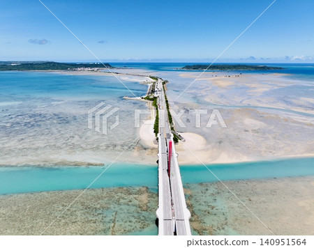 [Sunny Day, Stunning Scenery] Drone Aerial Footage of Okinawa's Kaichu Road (Refreshing Blue Sky and Emerald Green Sea) 140951564