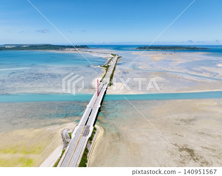 [Sunny Day, Stunning Scenery] Drone Aerial Footage of Okinawa's Kaichu Road (Refreshing Blue Sky and Emerald Green Sea) 140951567