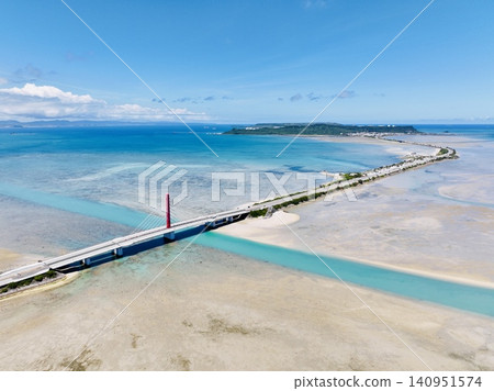 【晴空萬裡,美景如畫】沖繩海中公路無人機空拍(湛藍的天空和碧綠的大海) 【晴空萬裡,美景如畫】沖繩海中公路無人機空拍(湛藍的天空和碧綠的大海) 140951574