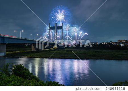 從科雷馬薩橋眺望2026年東京賽馬場煙火表演 從科雷馬薩橋眺望2026年東京賽馬場煙火表演 140951616