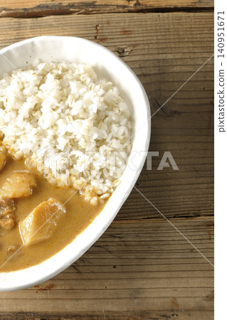 大麥飯和瑪莎曼咖哩分別拍攝。 大麥飯和瑪莎曼咖哩分別拍攝。 140951671