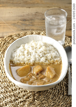大麥飯和瑪莎曼咖哩分別拍攝。 大麥飯和瑪莎曼咖哩分別拍攝。 140951680