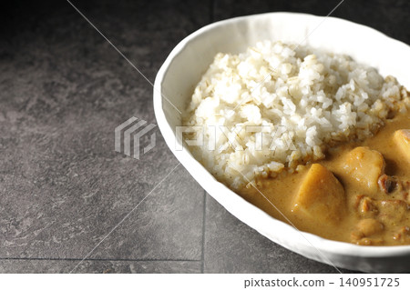 大麥飯和瑪莎曼咖哩分別拍攝。 大麥飯和瑪莎曼咖哩分別拍攝。 140951725