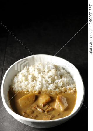 大麥飯和瑪莎曼咖哩分別拍攝。 大麥飯和瑪莎曼咖哩分別拍攝。 140951727