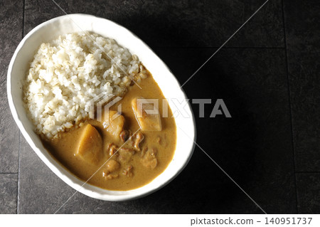 大麥飯和瑪莎曼咖哩分別拍攝。 大麥飯和瑪莎曼咖哩分別拍攝。 140951737