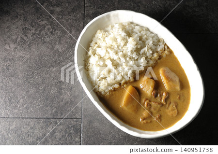 大麥飯和瑪莎曼咖哩分別拍攝。 大麥飯和瑪莎曼咖哩分別拍攝。 140951738