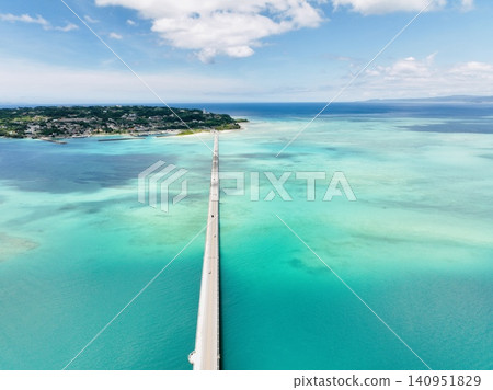 駕車穿越沖繩今歸仁村古里橋，欣賞美景（碧綠的海水和蔚藍的天空） 140951829