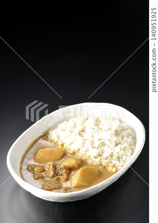 大麥米飯和瑪莎曼咖哩分別在黑色背景下拍攝。 大麥米飯和瑪莎曼咖哩分別在黑色背景下拍攝。 140951925