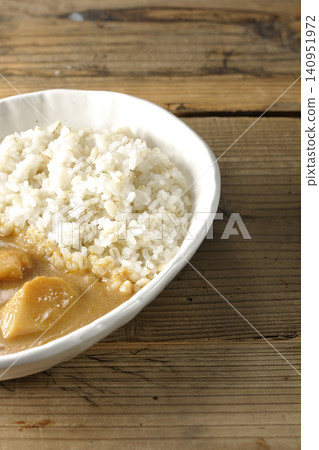 大麥飯和瑪莎曼咖哩分別拍攝。 140951972