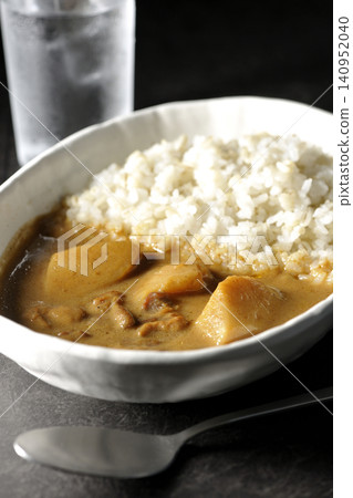 大麥飯、瑪莎曼咖哩和水 大麥飯、瑪莎曼咖哩和水 140952040